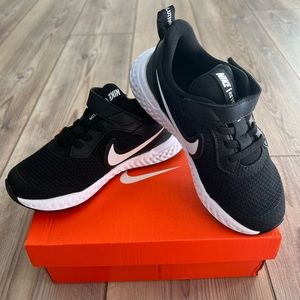 Nike Revolution 5 Boy's Sneaker - brand new in box